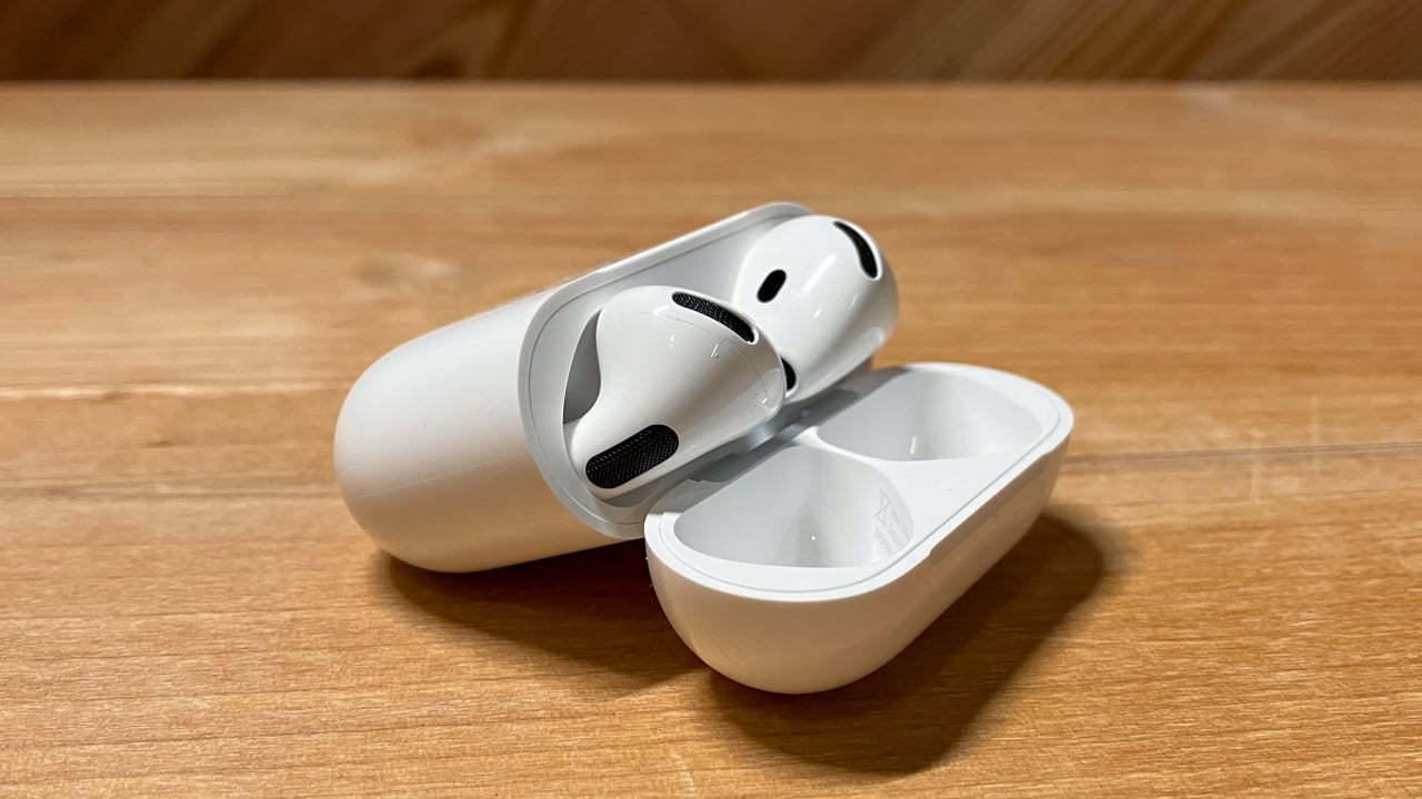 Apple AirPods 4 z aktivnim odpravljanjem šuma kompaktne in zmogljive